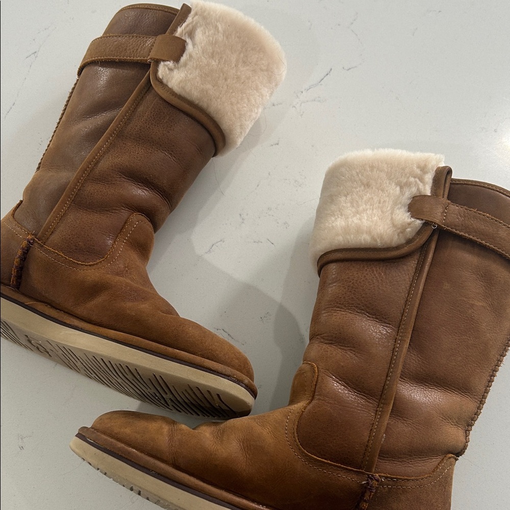 UGG Winter Boots with tan Fur